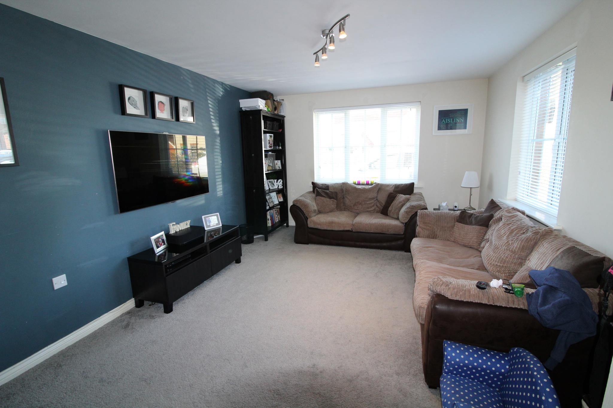 4 bedroom detached house Sale Agreed in Hatfield - Photograph 2