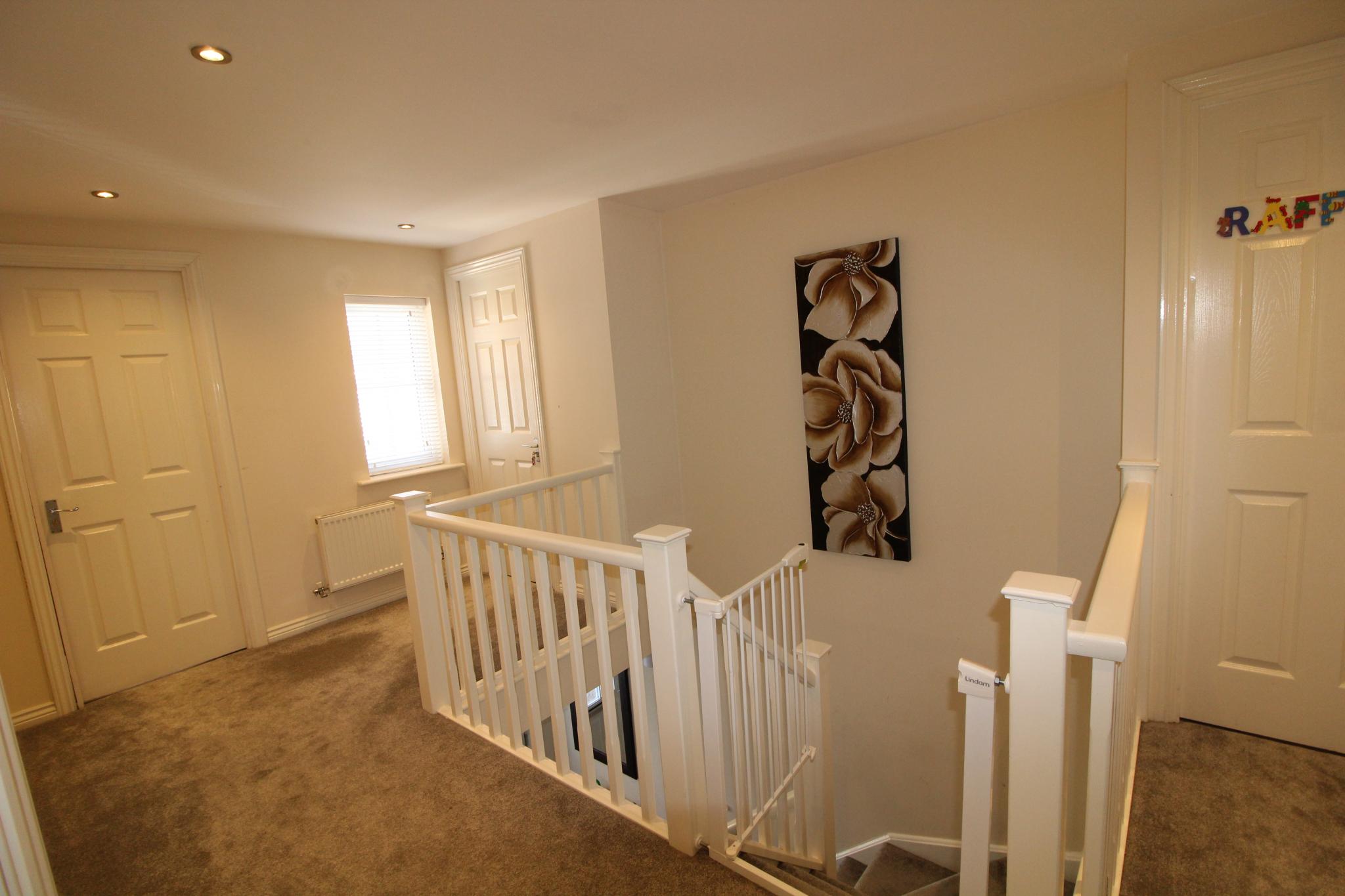4 bedroom detached house Sale Agreed in Hatfield - Photograph 8