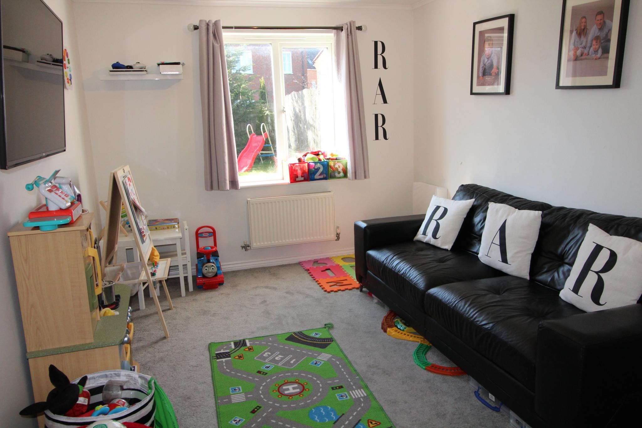 4 bedroom detached house Sale Agreed in Hatfield - Photograph 5