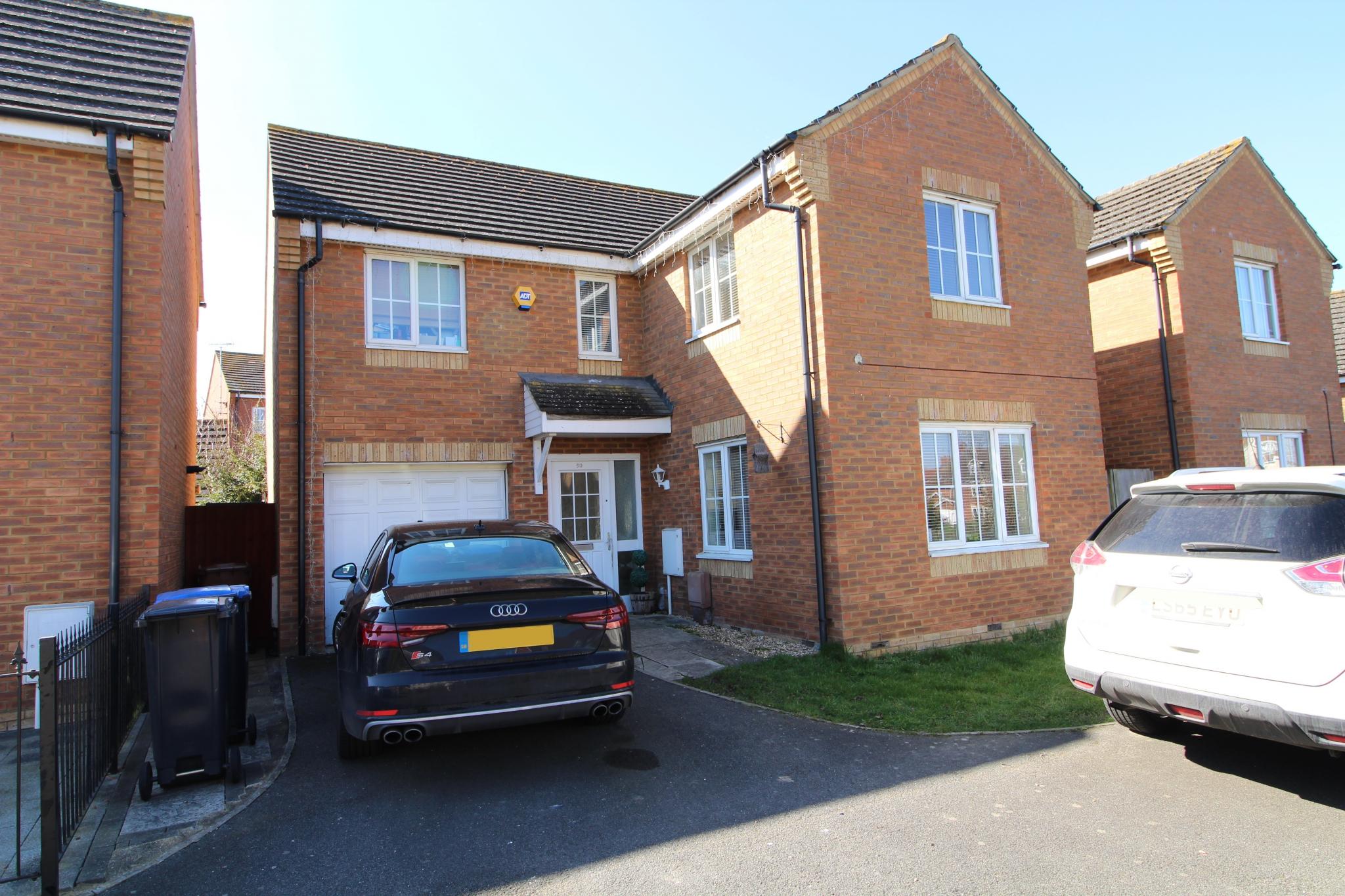 4 bedroom detached house Sale Agreed in Hatfield - Photograph 1