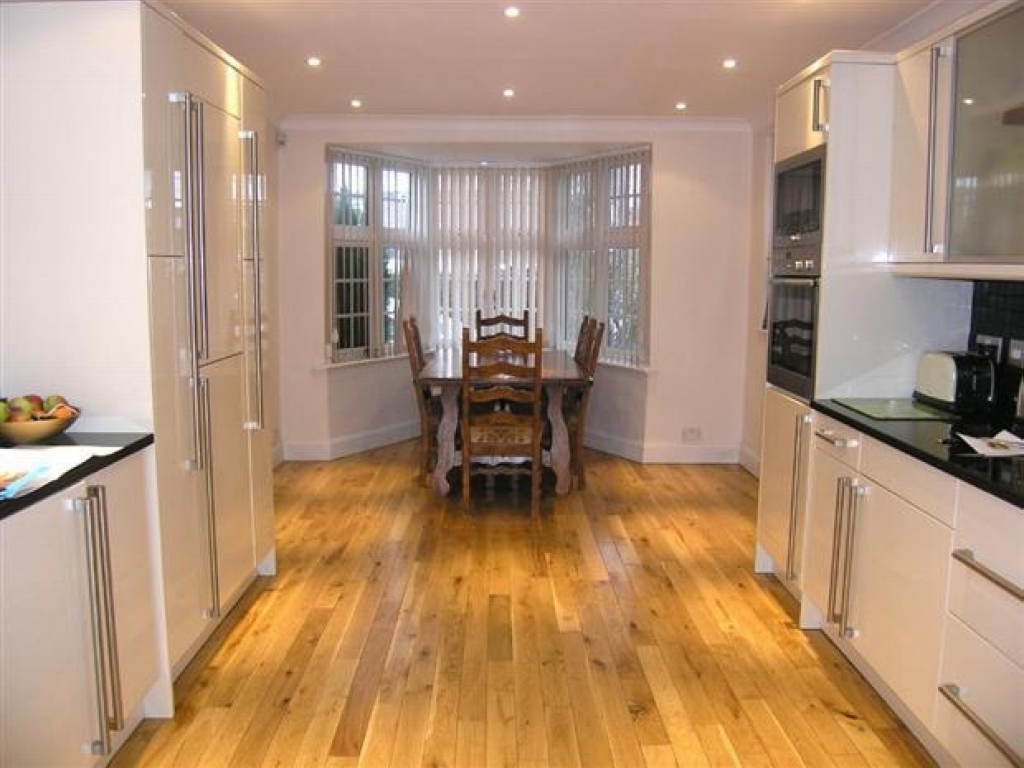 4 bedroom detached house Under Offer in Brookmans Park - Photograph 3