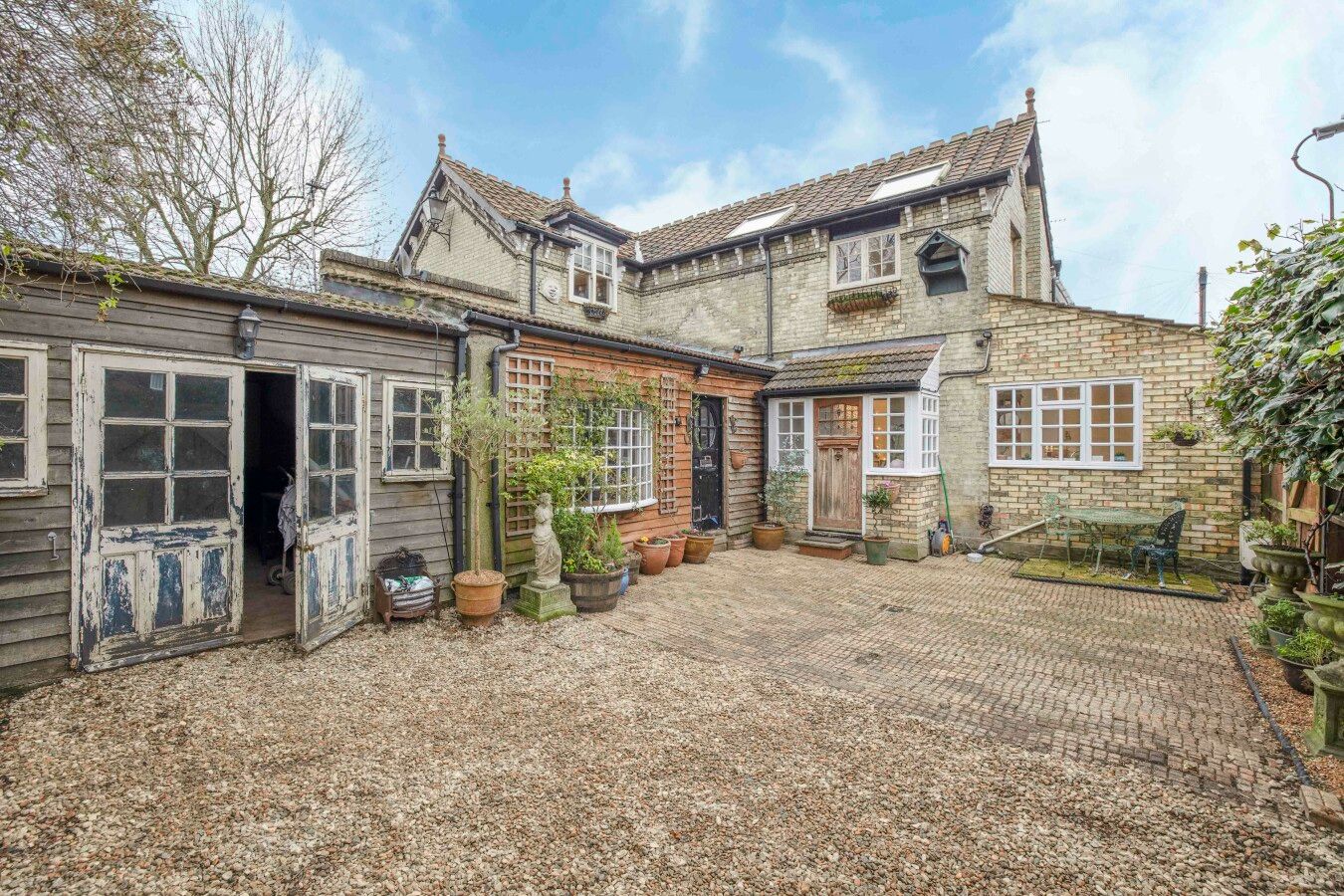 5 bedroom end terraced house Sale Agreed in Potters Bar - Photograph 1