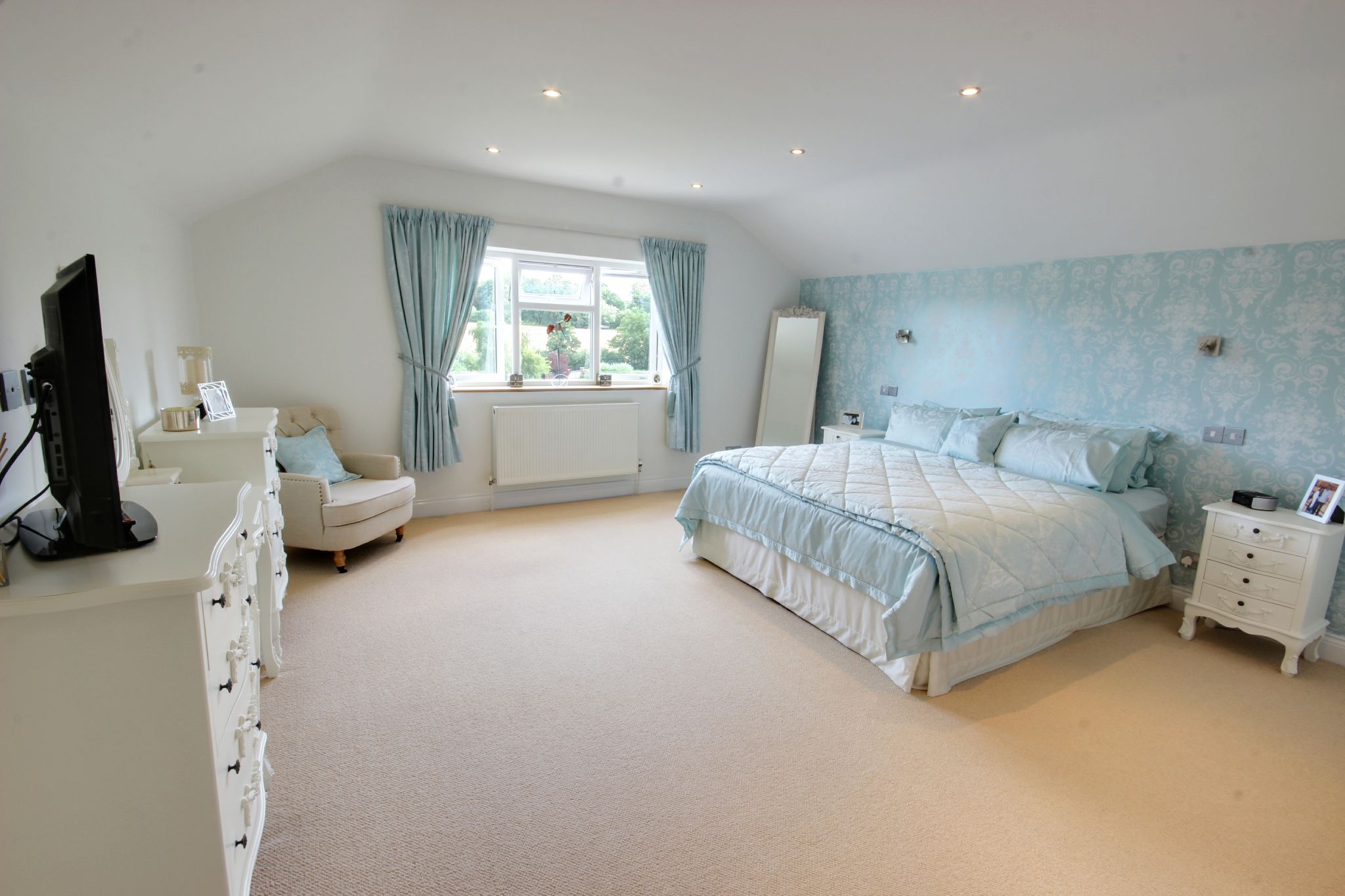 5 bedroom detached house Sale Agreed in North Mymms - Photograph 8