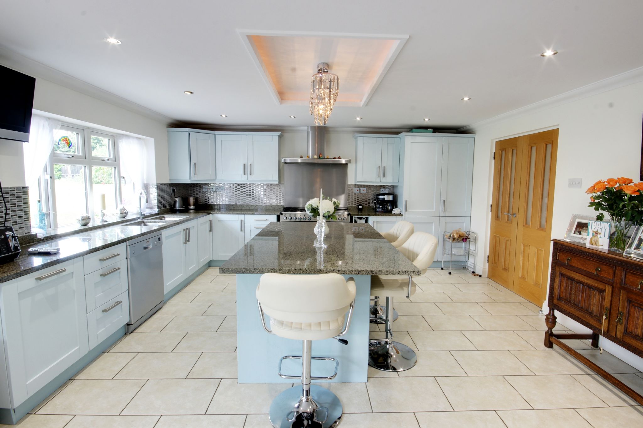 5 bedroom detached house Sale Agreed in North Mymms - Photograph 4