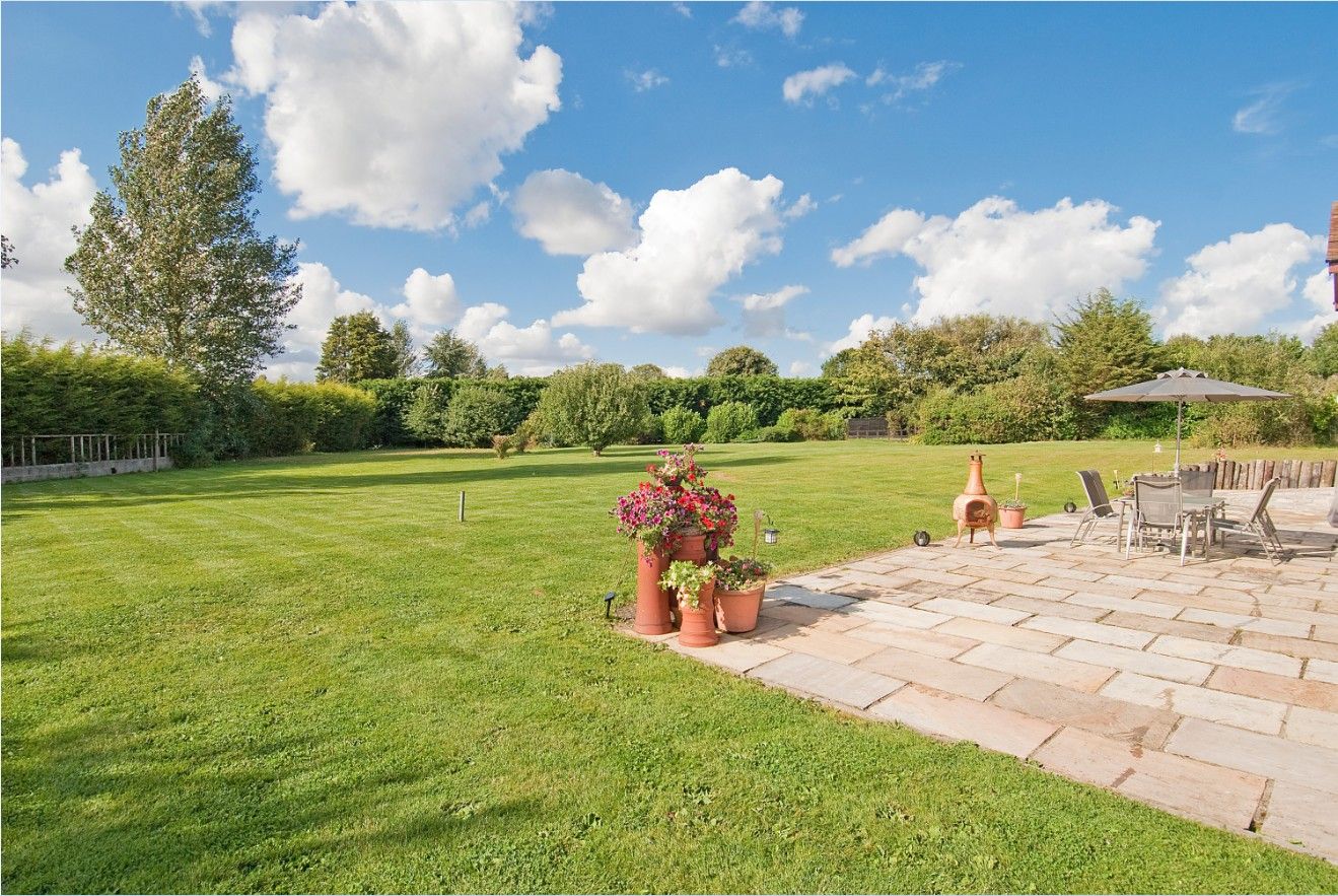 5 bedroom detached house Sale Agreed in North Mymms - Photograph 15