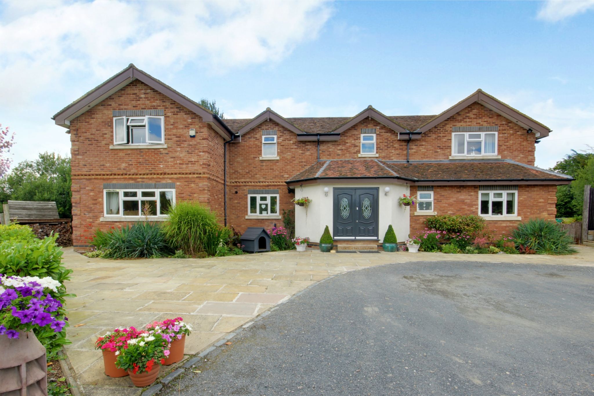 5 bedroom detached house For Sale in North Mymms - Photograph 2