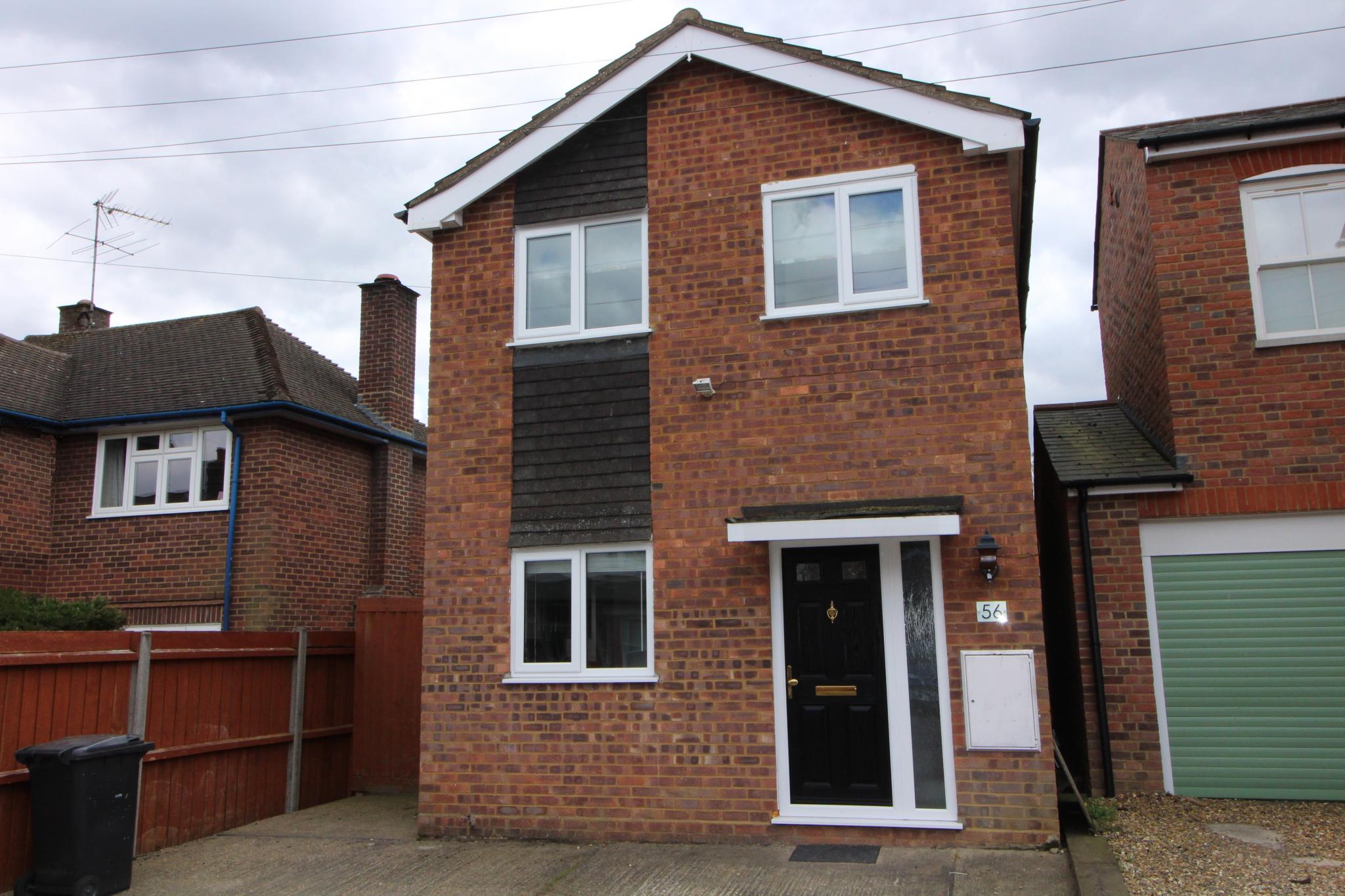 3 bedroom detached house Under Offer in Harpenden - Photograph 9