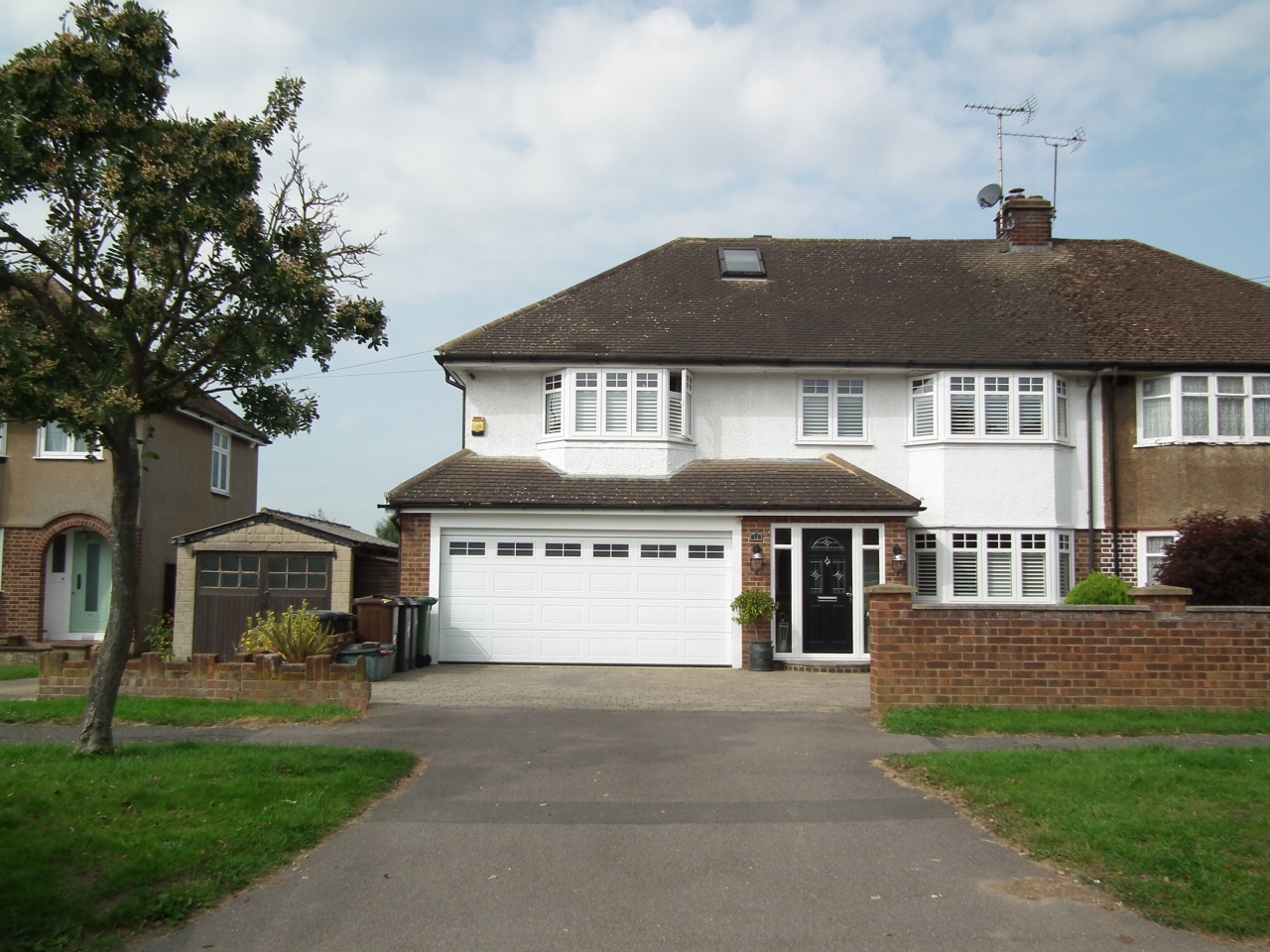 4 bedroom semi-detached house Under Offer in Colney Heath - Photograph 1
