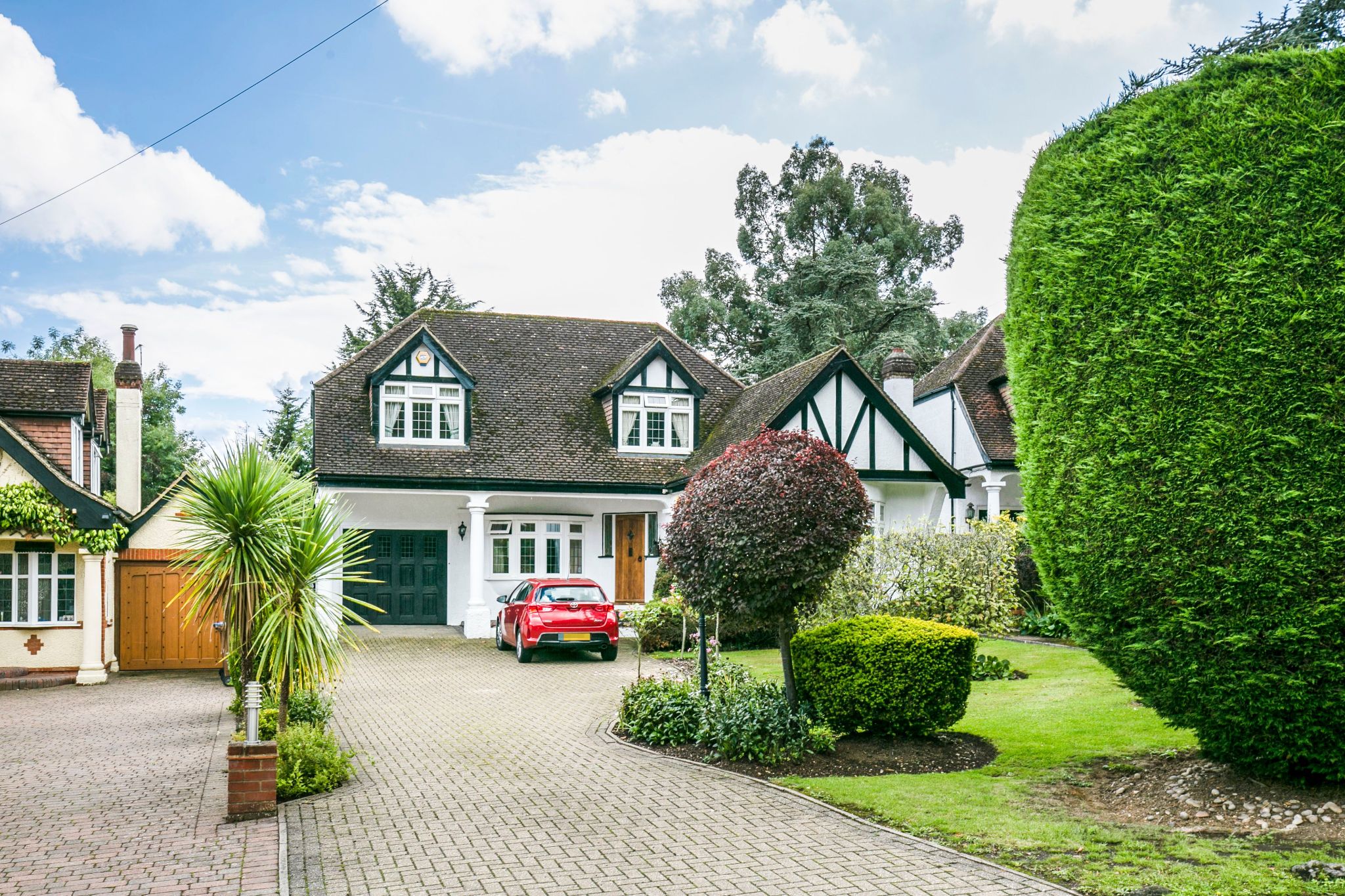 4 bedroom detached house SSTC in Brookmans Park - Photograph 2