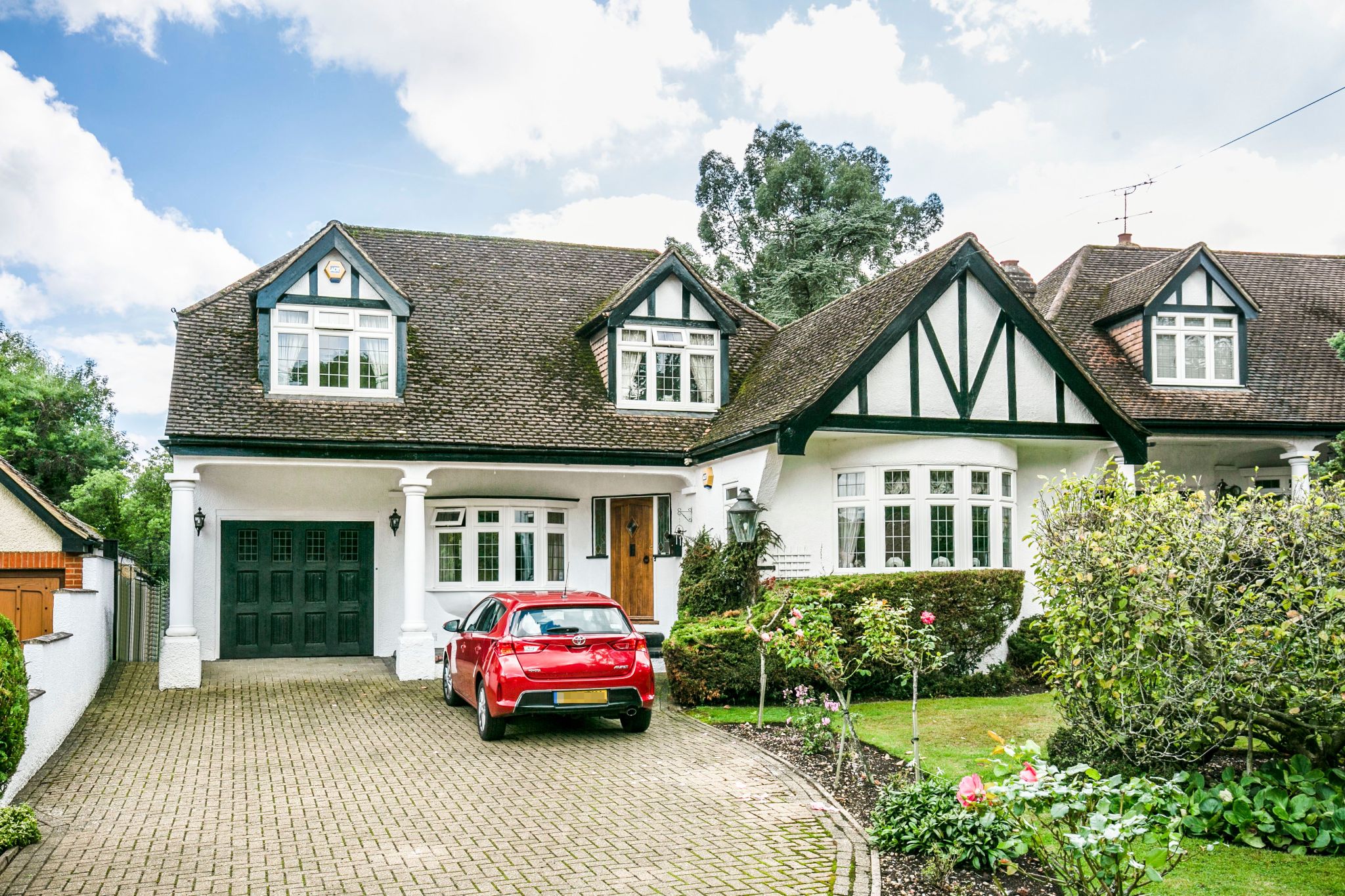 4 bedroom detached house SSTC in Brookmans Park - Photograph 1