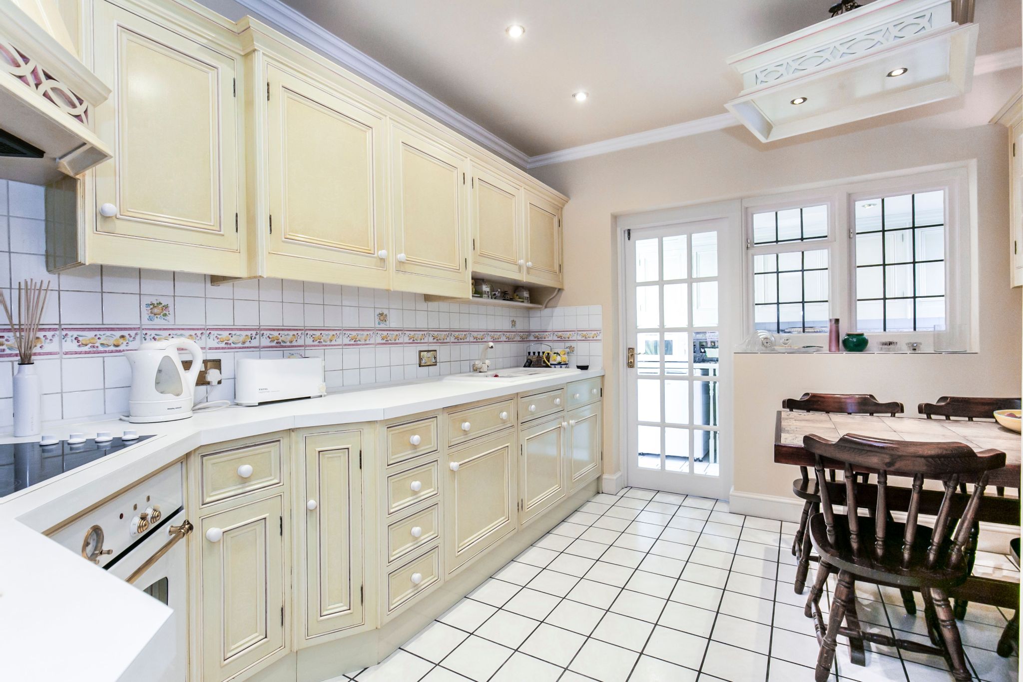 4 bedroom detached house SSTC in Brookmans Park - Photograph 4