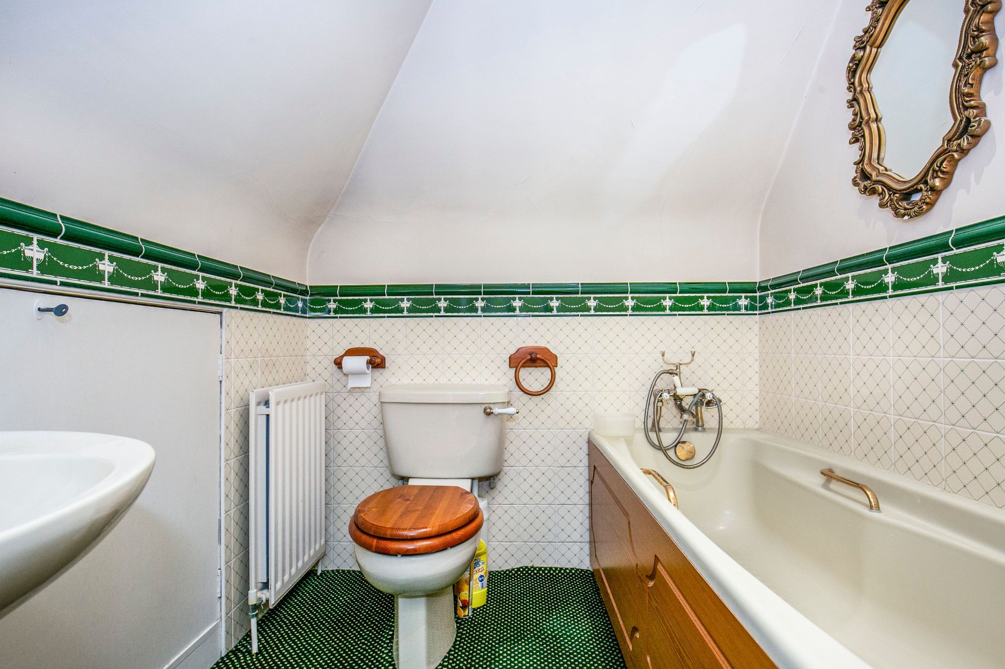 4 bedroom detached house SSTC in Brookmans Park - Photograph 18