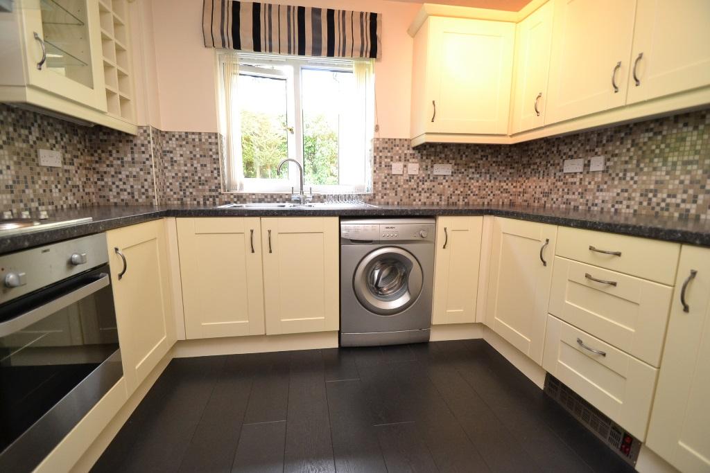 2 Bed Ground Floor Flat/apartment For Sale - Photograph 3