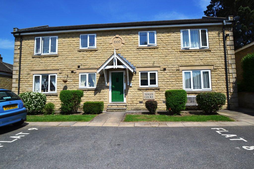 2 Bed Ground Floor Flat/apartment For Sale - Photograph 1