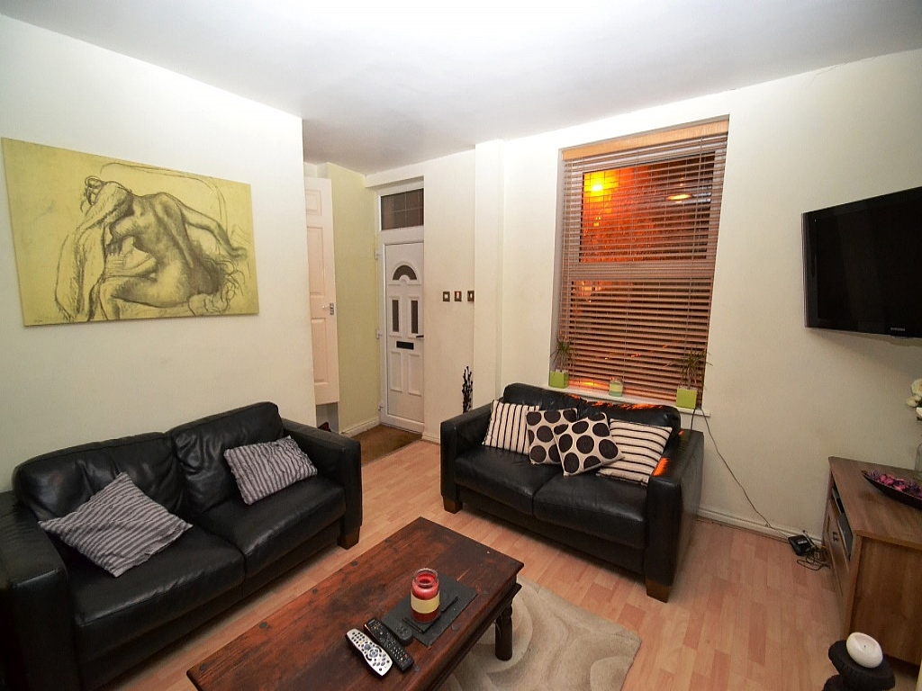 2 Bed End Terraced House For Sale - Photograph 3