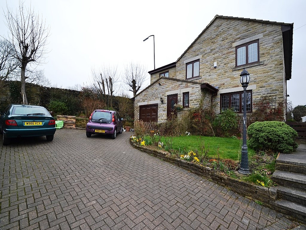 5 Bed Detached House For Sale - Photograph 1