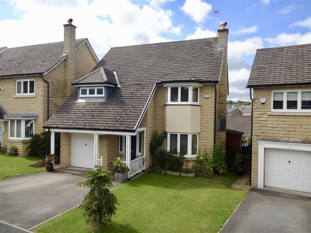 5 Bed Detached House For Sale - Photograph 1
