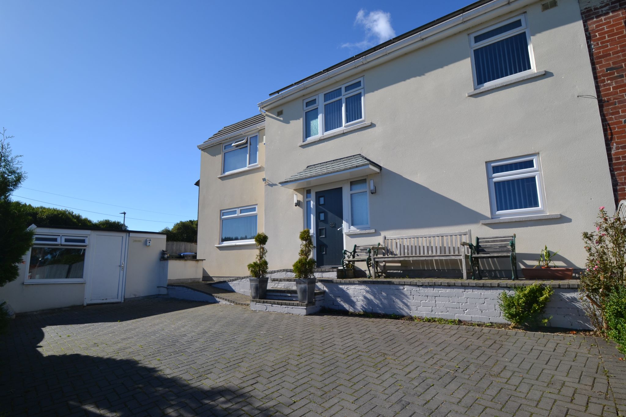 5 Bed Semi-detached House For Sale - Photograph 1