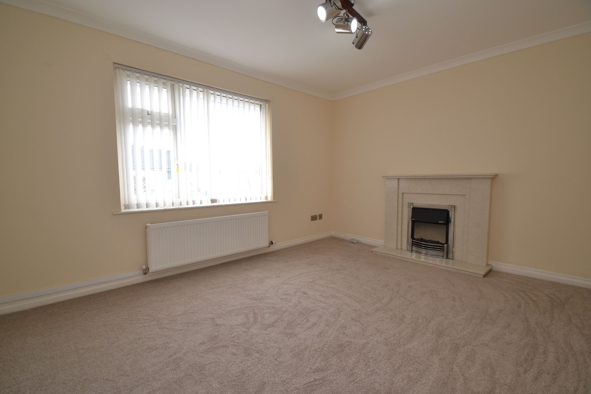 1 Bed Flat Flat/apartment For Sale - Photograph 2