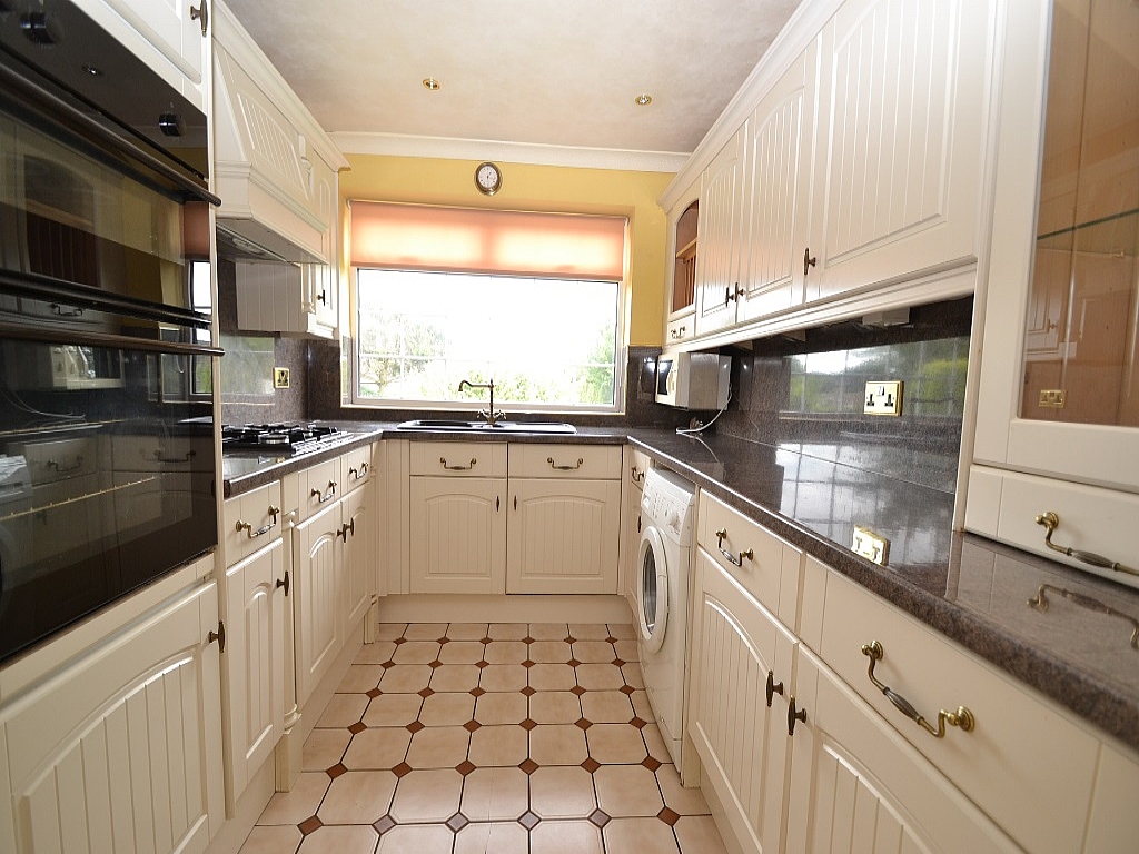 3 Bed Semi-detached Bungalow For Sale - Photograph 3