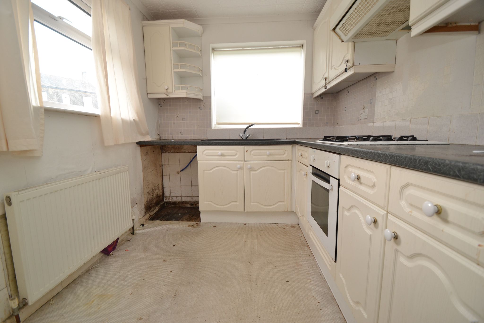 2 Bed Semi-detached House For Sale - Photograph 3