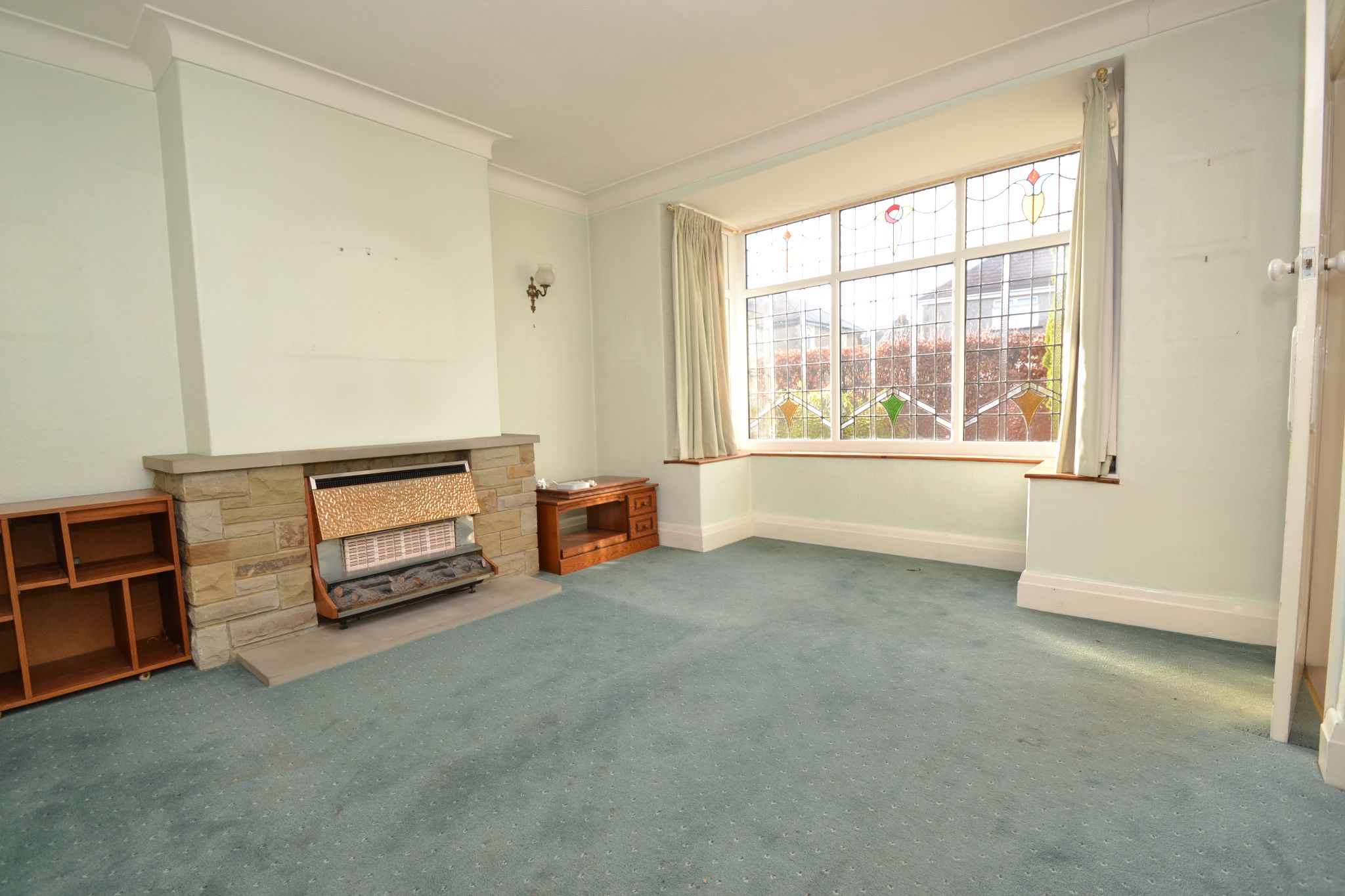 3 Bed Semi-detached House For Sale - Photograph 2