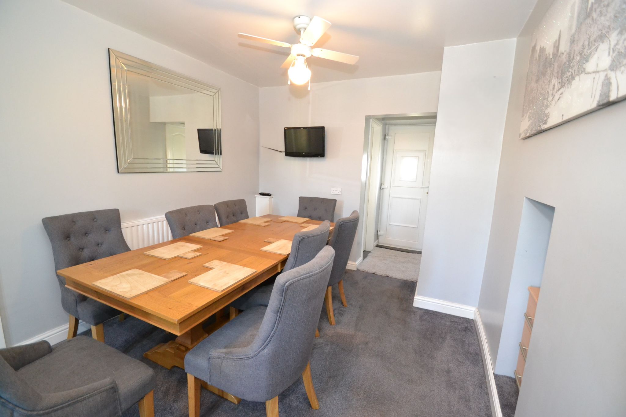 5 Bed Semi-detached House For Sale - Photograph 3