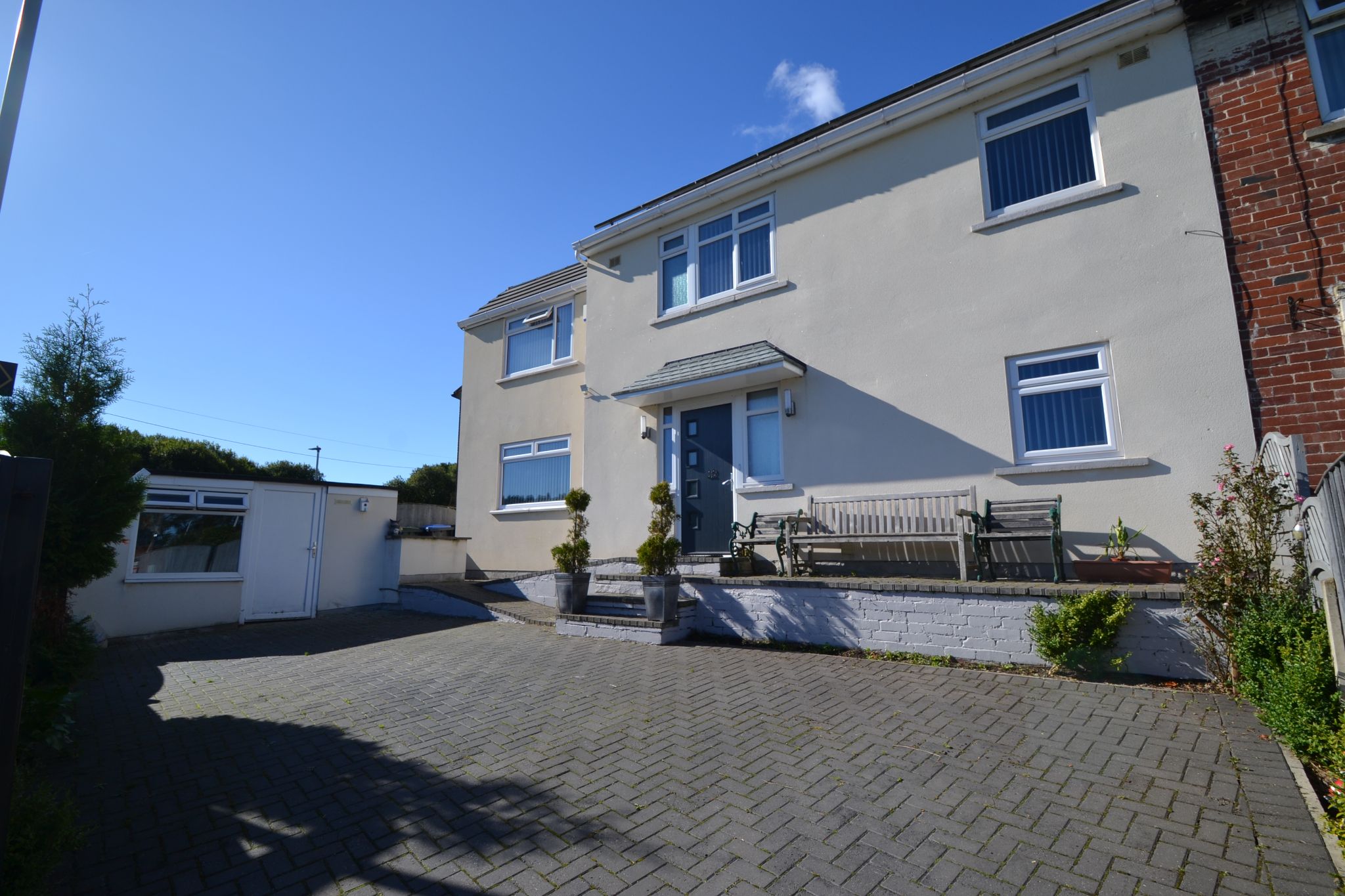 5 Bed Semi-detached House For Sale - Photograph 1