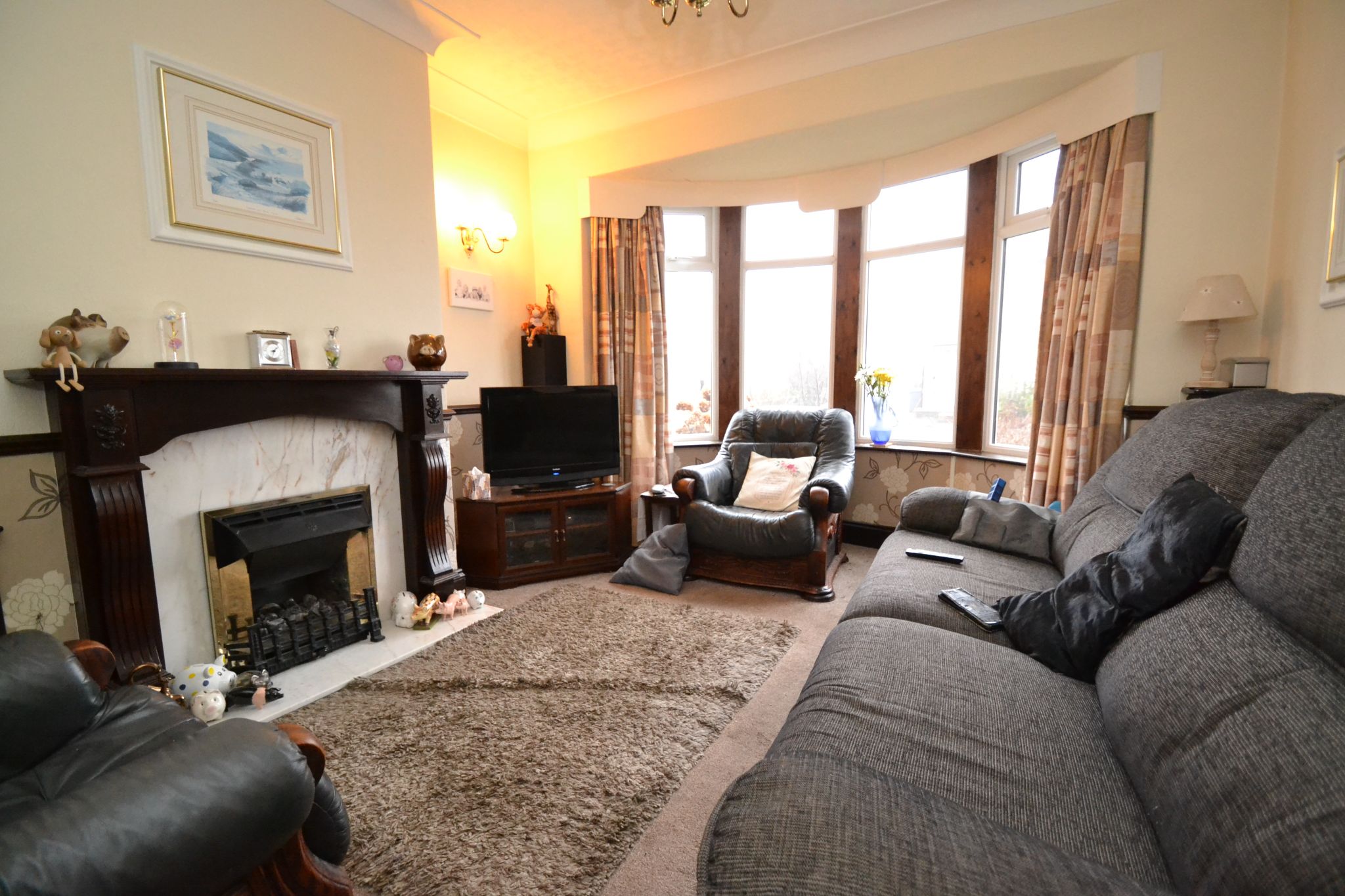 3 Bed Semi-detached House For Sale - Photograph 2