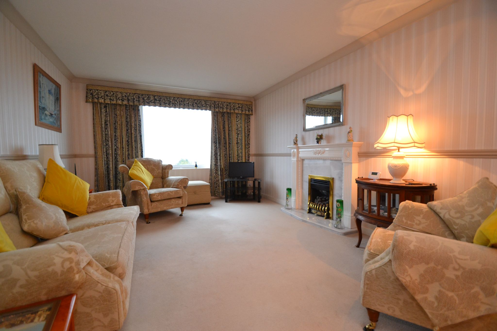 1 Bed Detached House For Sale - Photograph 2