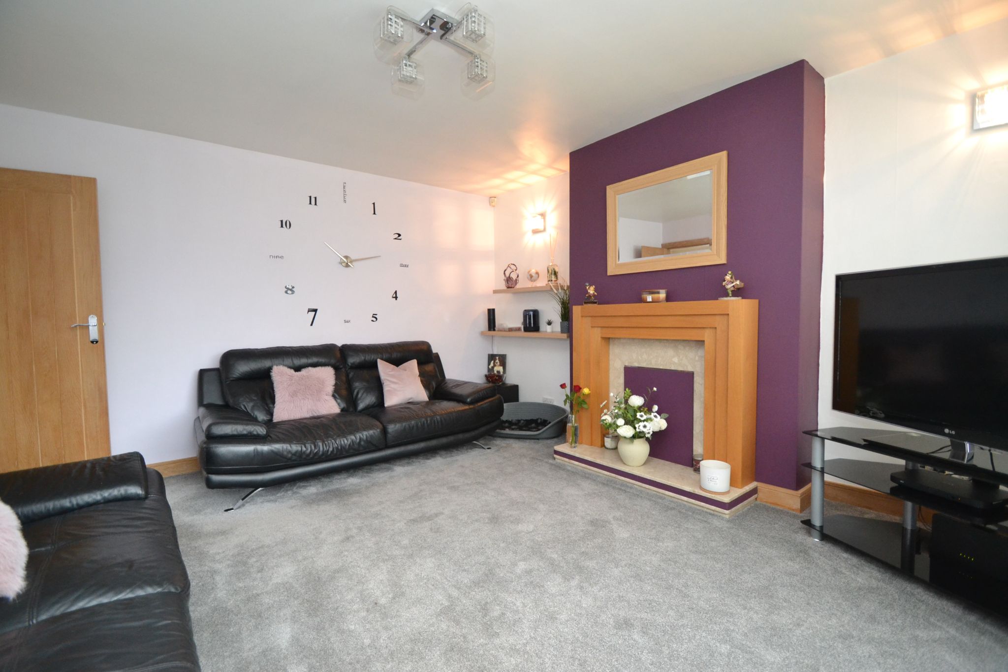 3 Bed Semi-detached House For Sale - Photograph 3