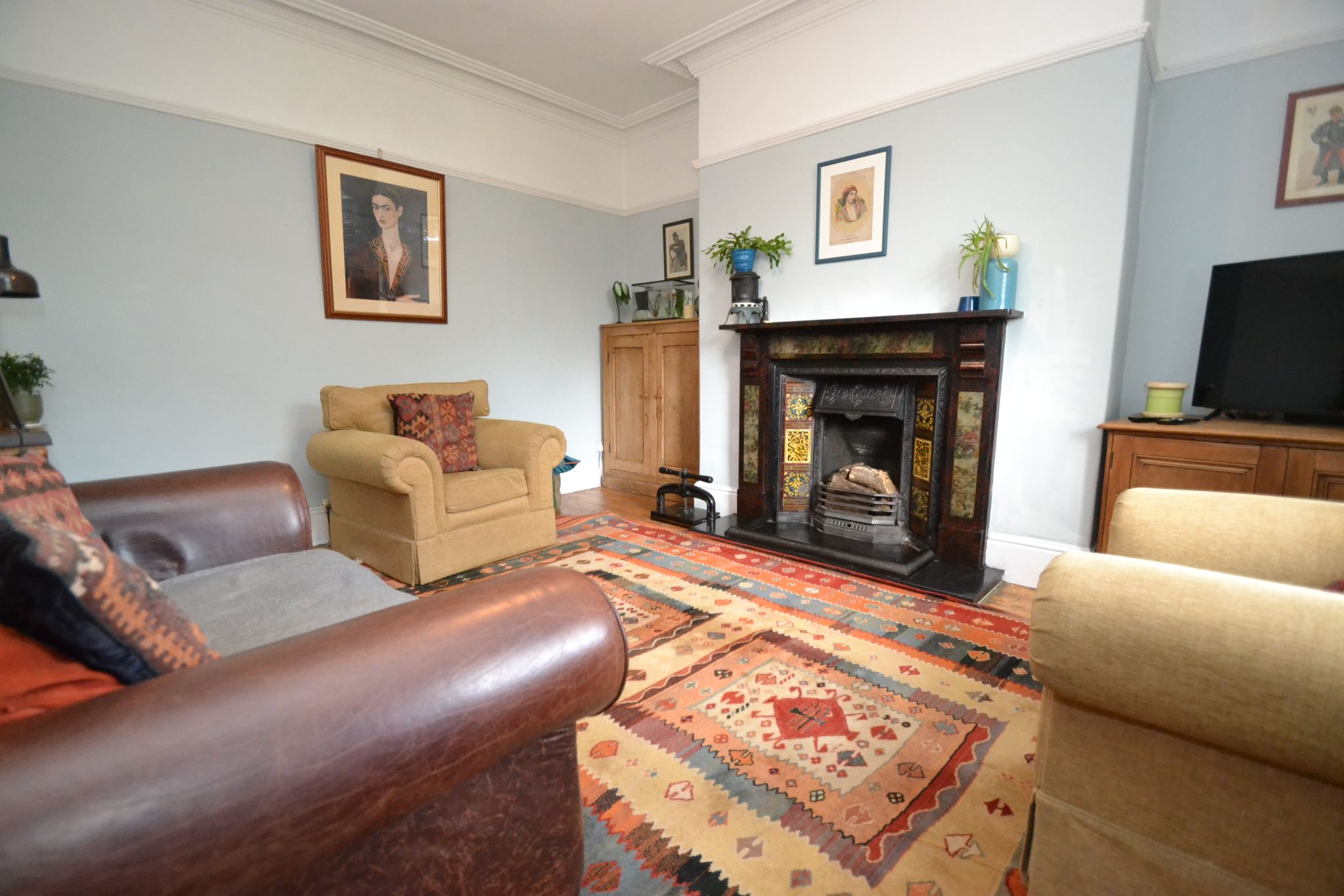 3 Bed Semi-detached House For Sale - Photograph 3