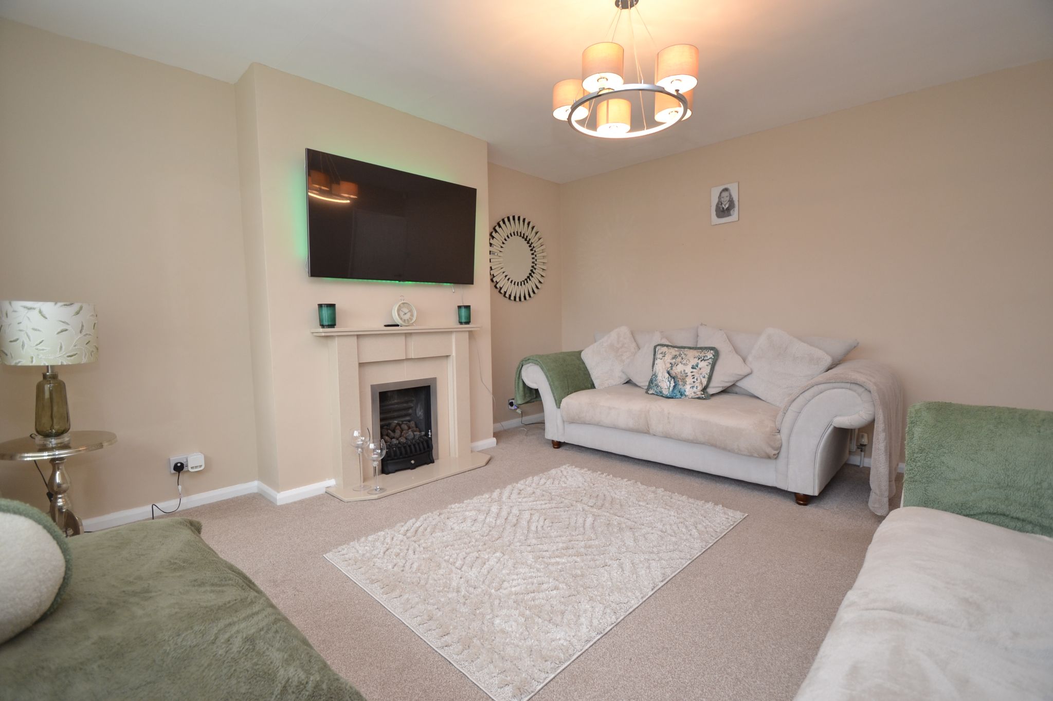 3 Bed Chalet House For Sale - Photograph 3