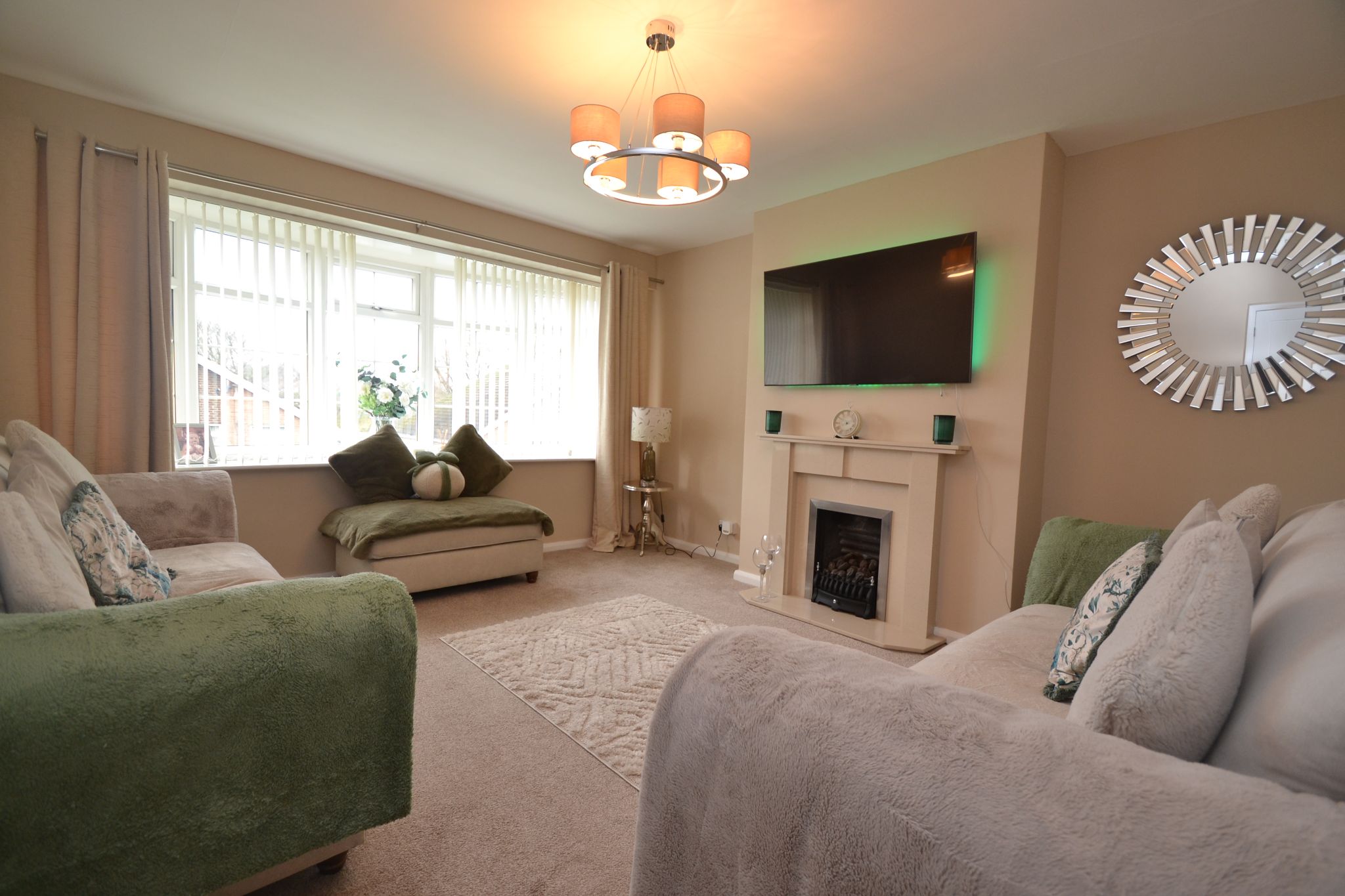 3 Bed Chalet House For Sale - Photograph 2