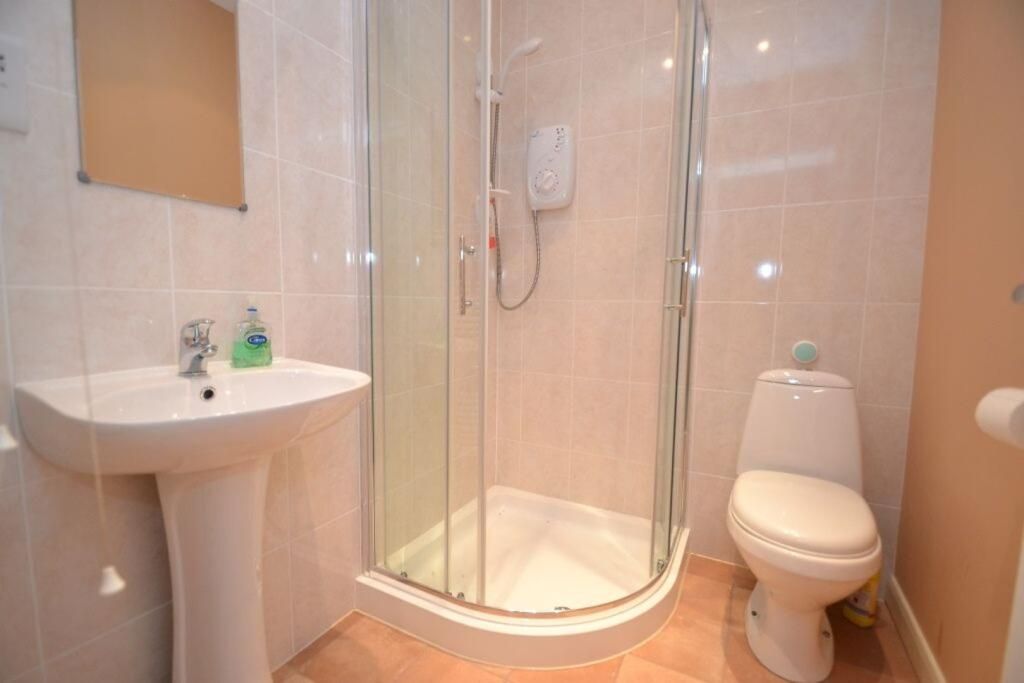 5 Bed Detached House For Sale - Photograph 4