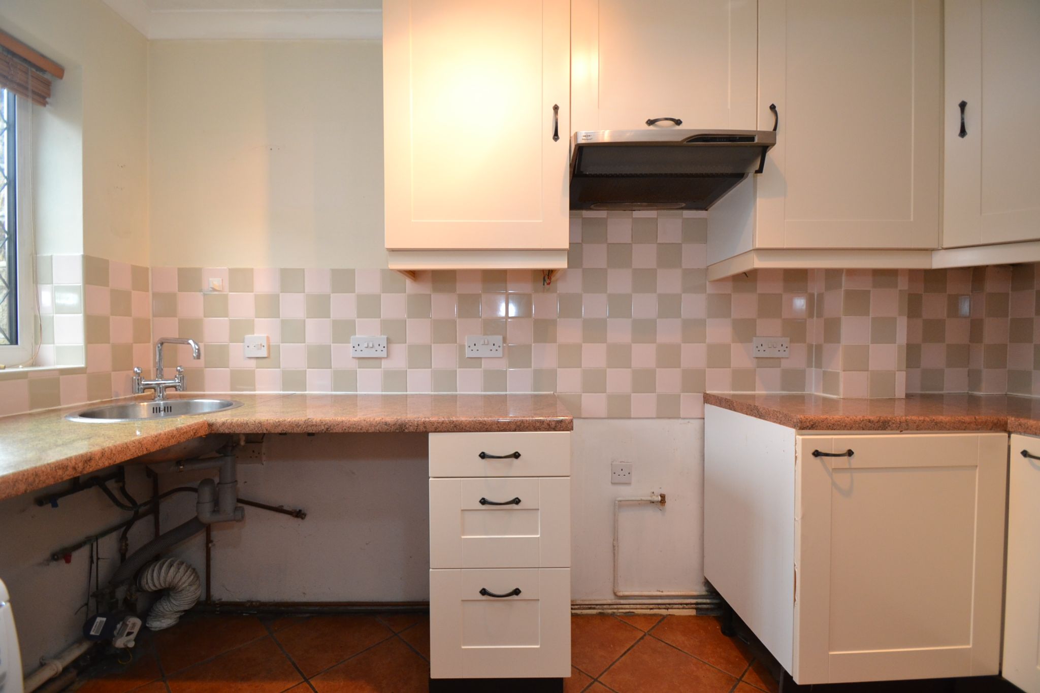 2 Bed End Terraced House For Sale - Photograph 1