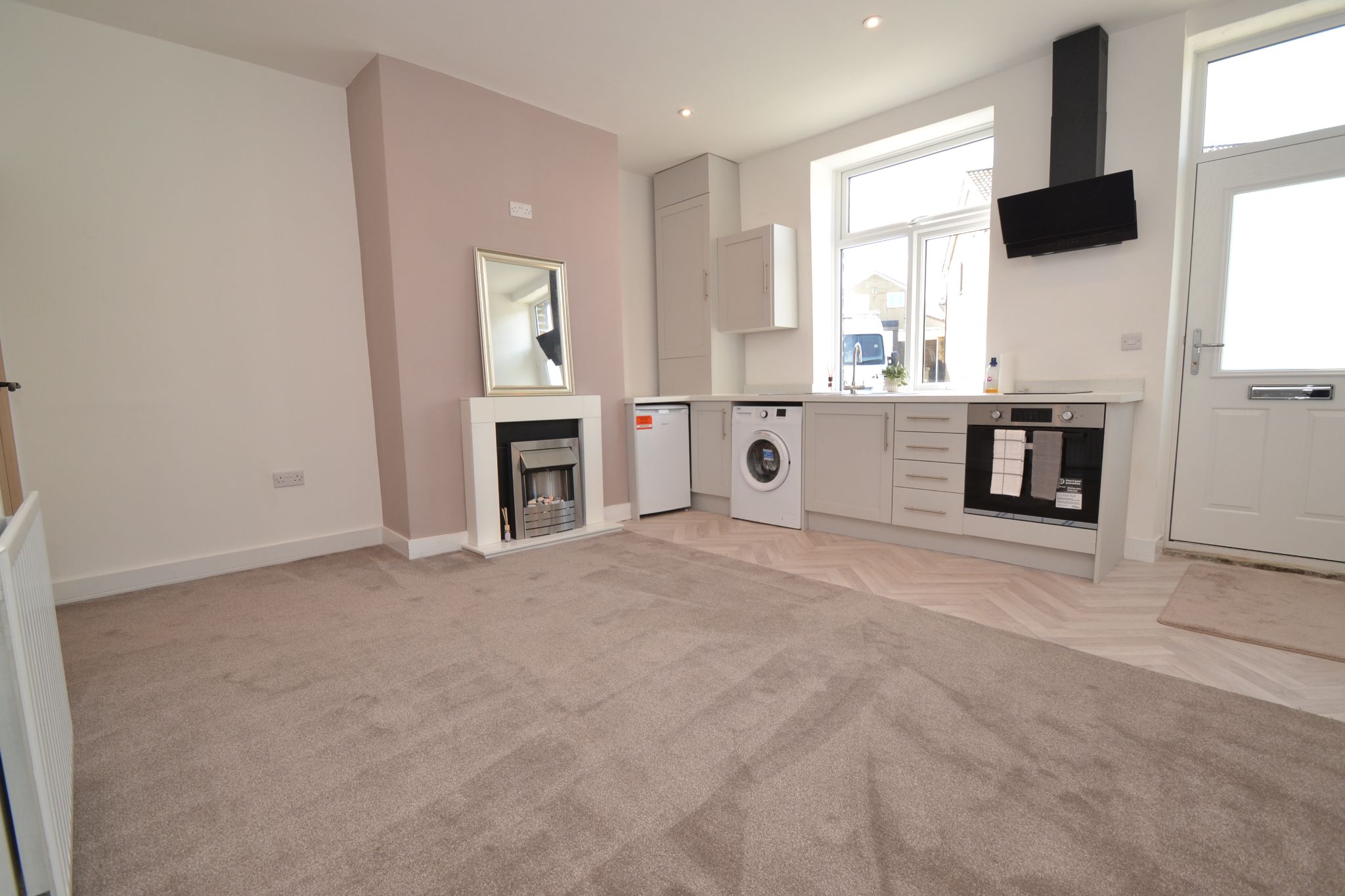 1 Bed Mid Terraced House For Sale - Photograph 3