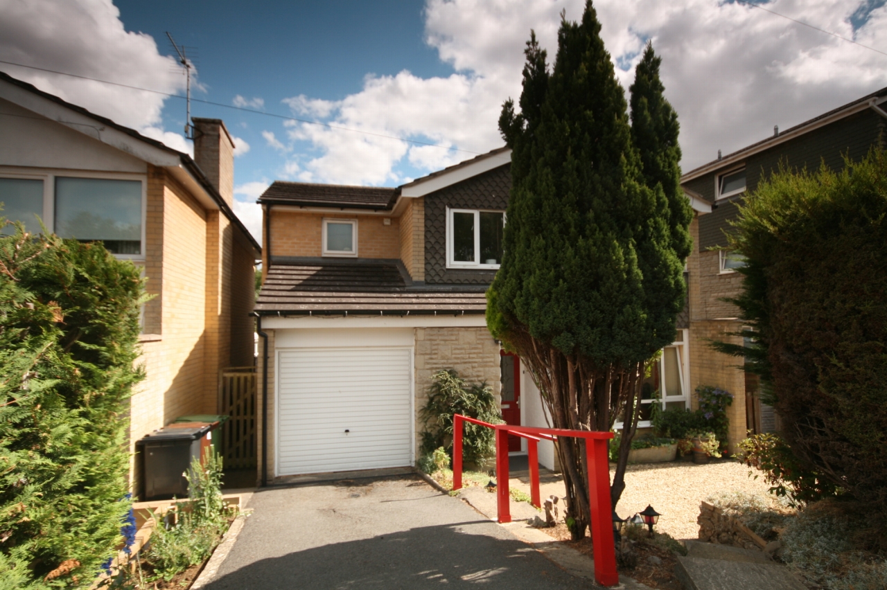 4 Bed Detached House For Sale - Photograph 1