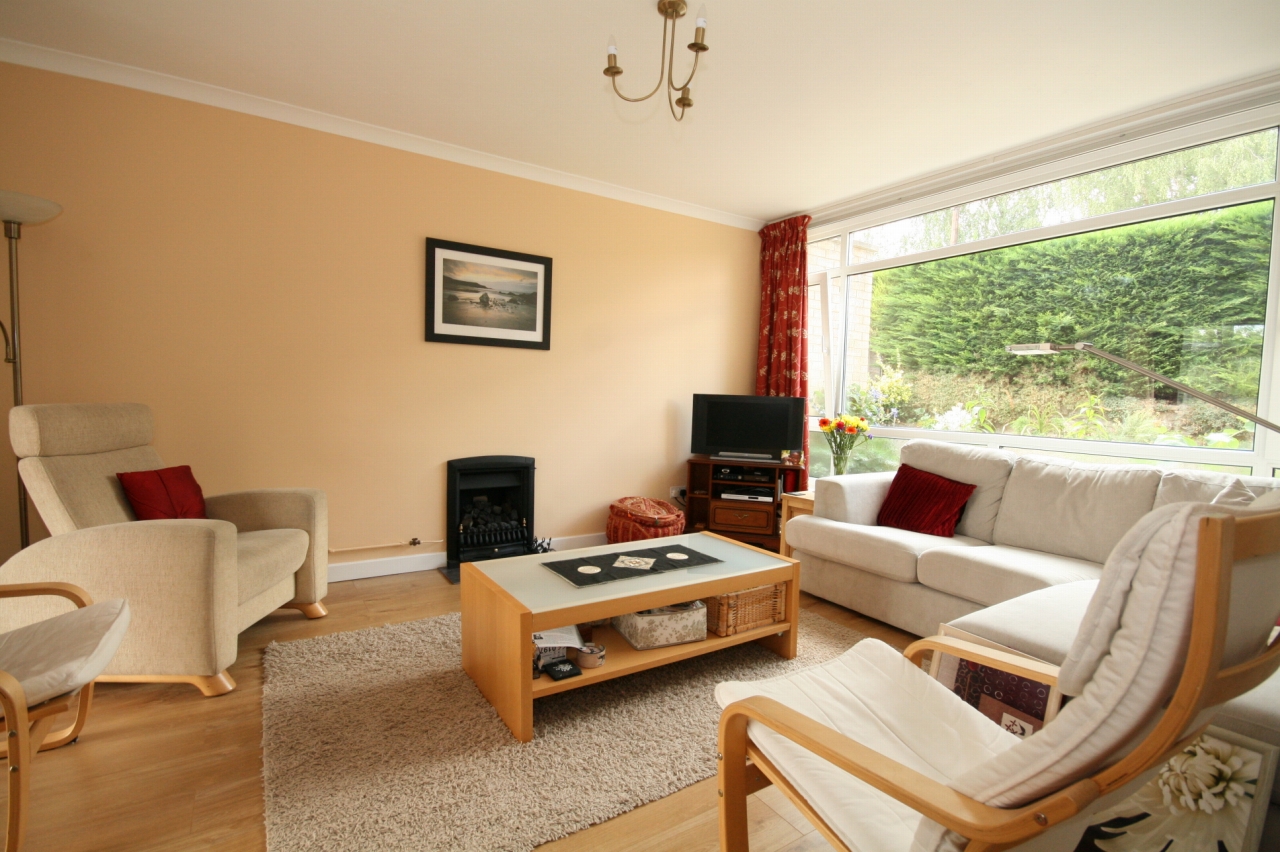 4 Bed Detached House For Sale - Photograph 2