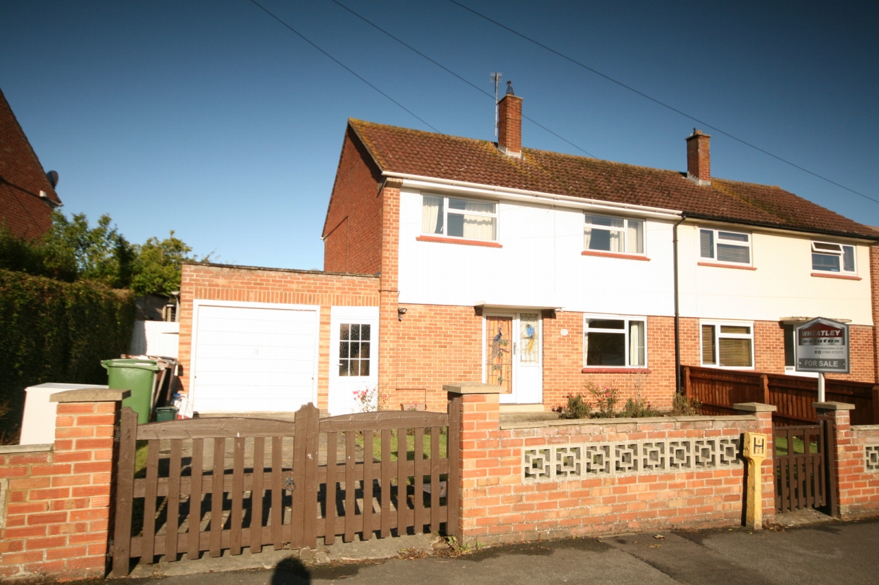 3 Bed Semi-detached House For Sale - Photograph 1