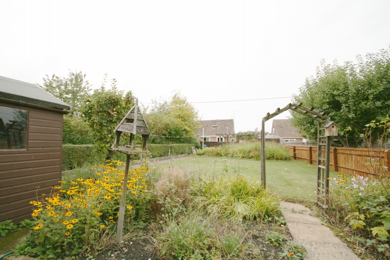 3 Bed Semi-detached House For Sale - Photograph 2