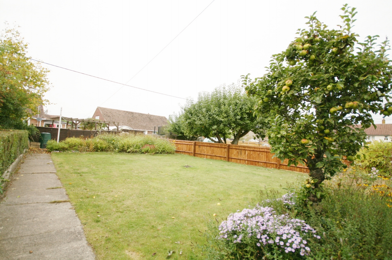 3 Bed Semi-detached House For Sale - Photograph 3