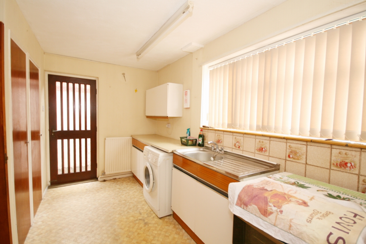 3 Bed Semi-detached House For Sale - Photograph 4