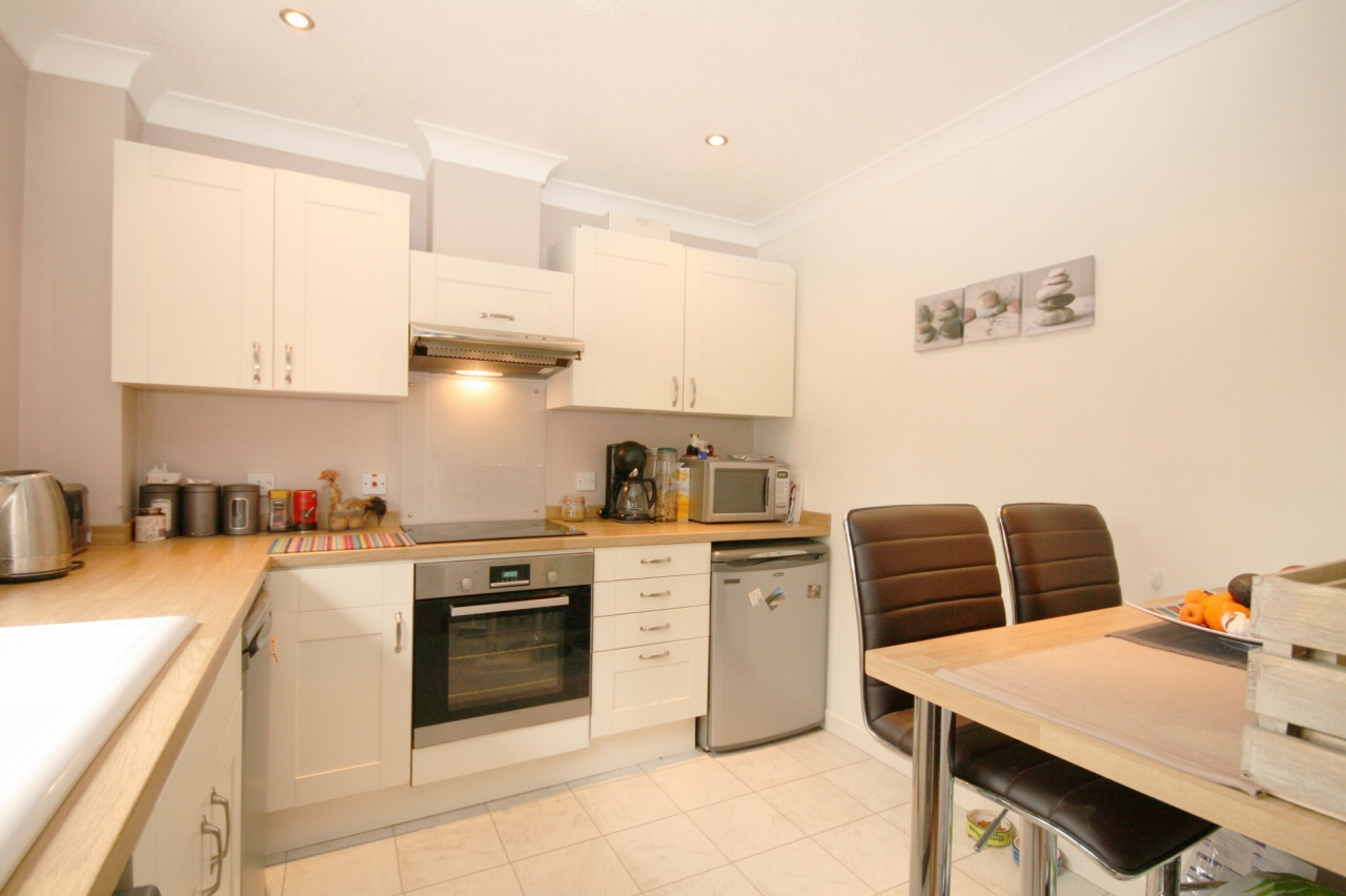 2 Bed Apartment Flat/apartment For Sale - Photograph 3