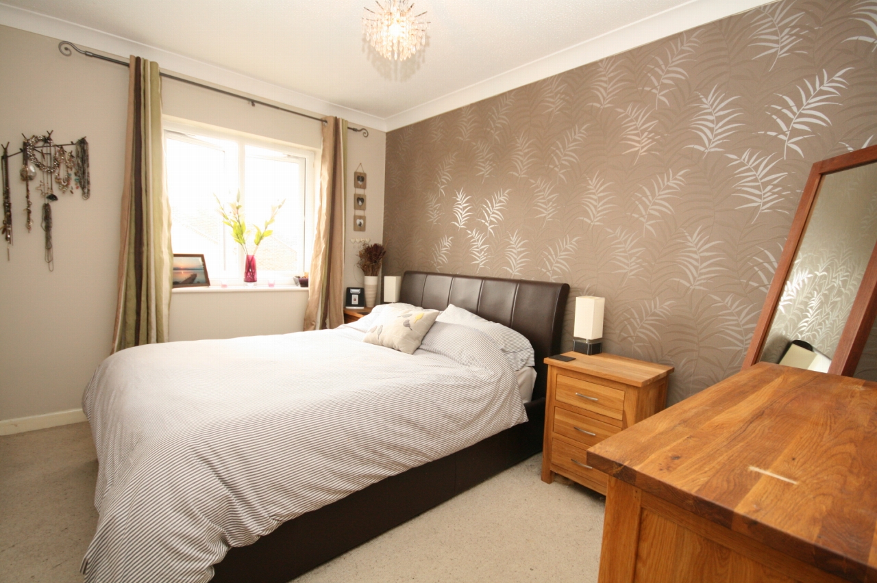 2 Bed Apartment Flat/apartment For Sale - Photograph 4