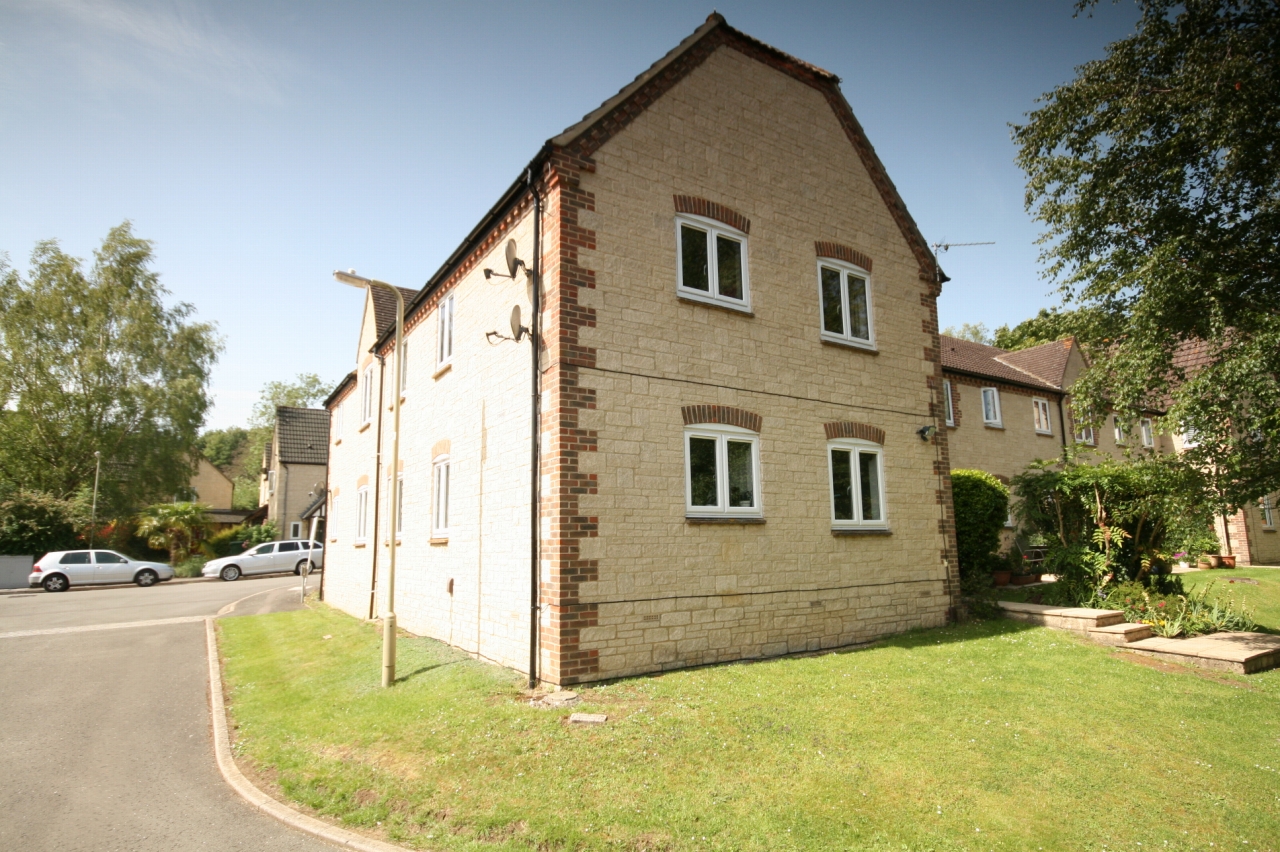 2 Bed Apartment Flat/apartment For Sale - Photograph 1