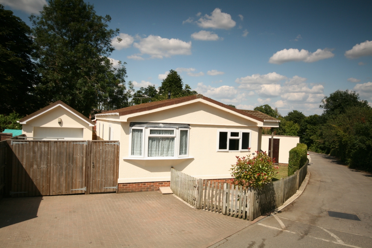 3 Bed Park Home House For Sale - Photograph 2