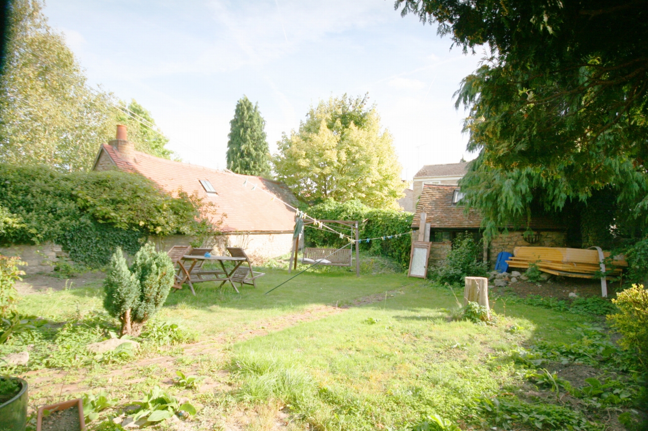 3 Bed Cottage House For Sale - Photograph 4