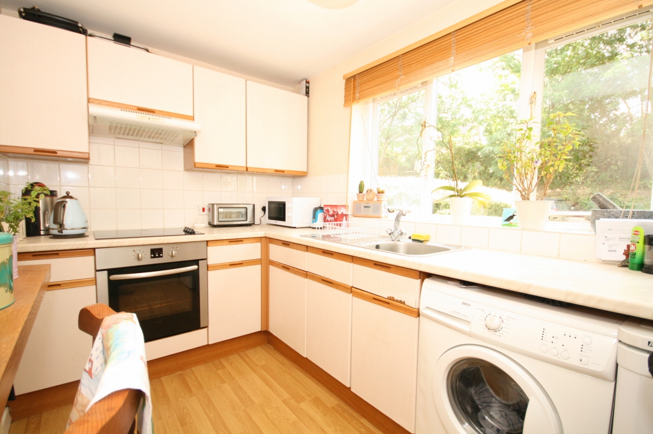 2 Bed Apartment Flat/apartment For Sale - Photograph 3