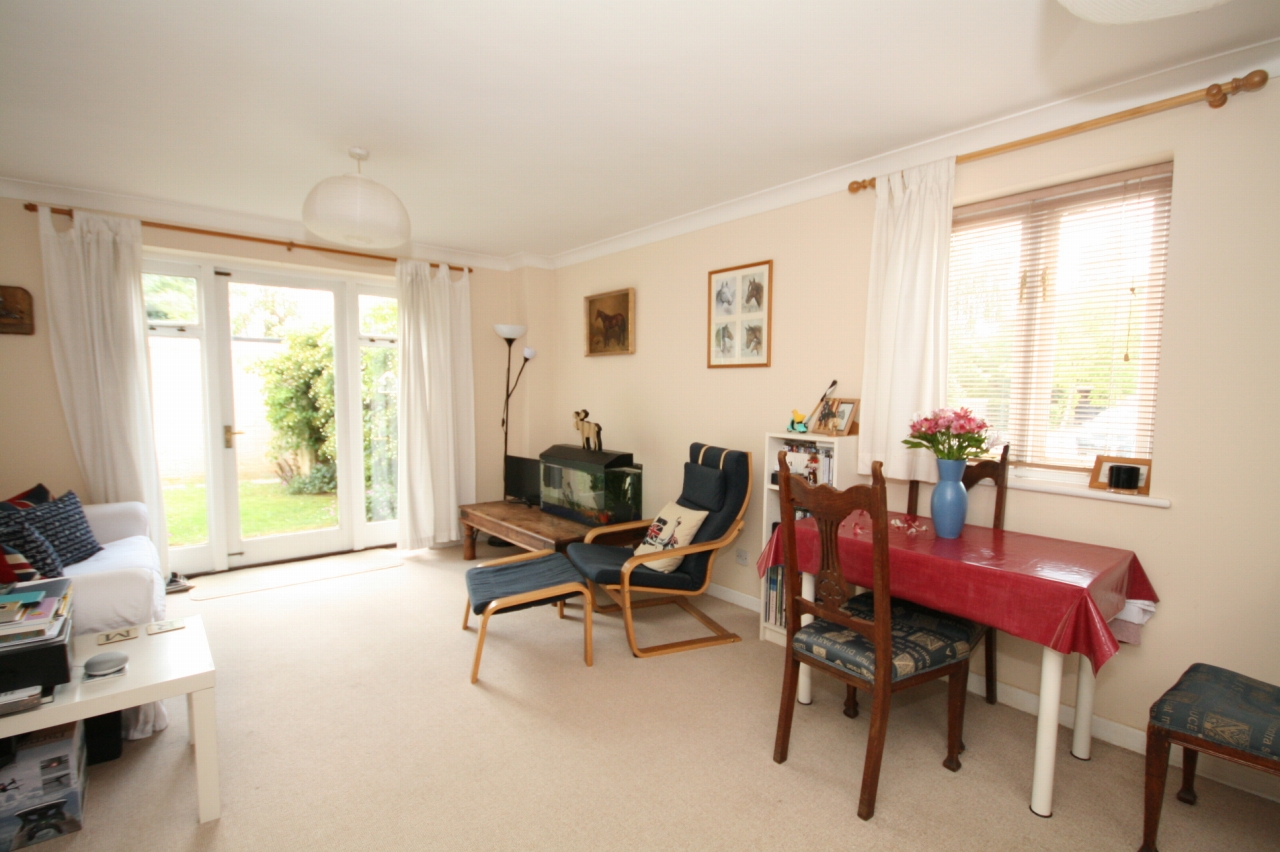 2 Bed Apartment Flat/apartment For Sale - Photograph 4
